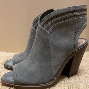 Vince Camuto (NEVER WORN) Koral Leather heeled Ankle Bootie (Gray) - Size 7 NEW